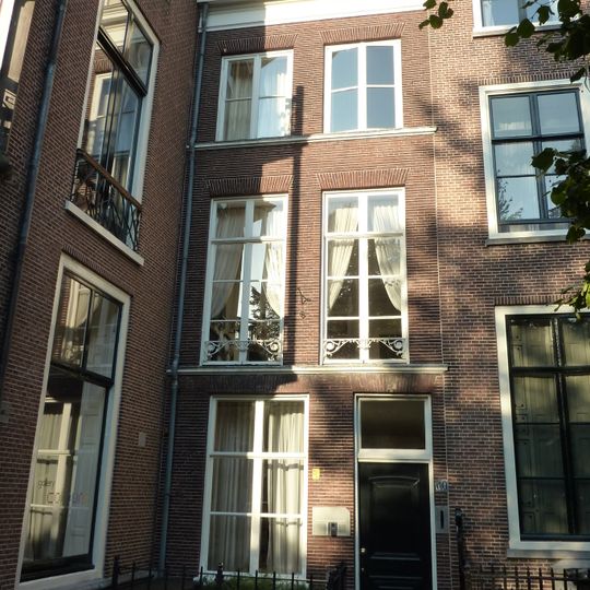 Pand met gevel uit de eerste helft van de 19e eeuw