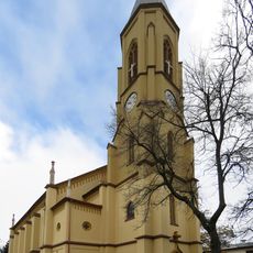 Einzeldenkmale der Sachgesamtheit Martin-Luther-Kirche und Kirchhof: Kirche, Gedenkkapelle für die Gefallenen des Ersten Weltkrieges (ehem. Familiengruft) und Kirchhofseinfriedung (siehe Sachgesamtheitsliste gleiche Anschrift - Obj. 09302353) Annabe