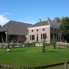 Boerderij Den Hoek: voorhuis, voorgevel, tussenlid, schuur