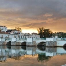 Ponte antiga sobre o Rio Gilão