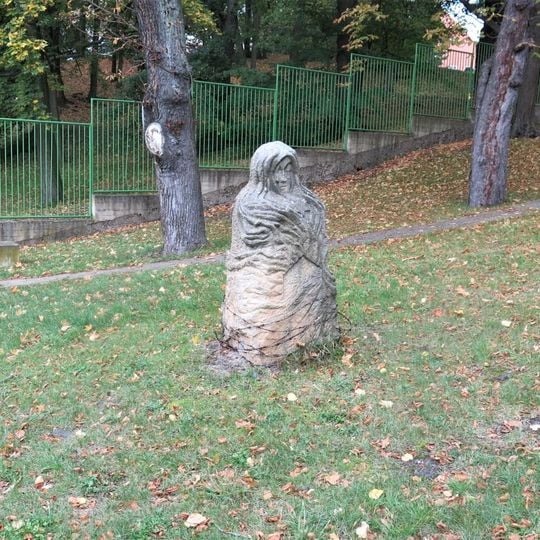 Kamenná plastika Holocaust na rozcestí k zámku v Mašťově