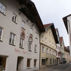 Giebelständiges Flachdachhaus