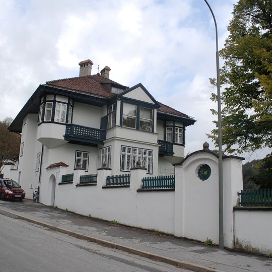 Villa samt Ausstattung und Einrichtung und Garteneinfriedung