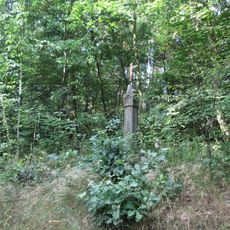 Boží muka v lese jižně od Třebomyslic