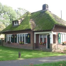 Zwaluwenburg: rentmeesterswoning met entree