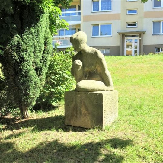 Socha ženy před domem Pod Tratí 665 v Hrádku nad Nisou