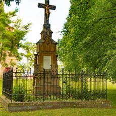 Kříž v Jeníkovicích u kostela svatého Petra a Pavla