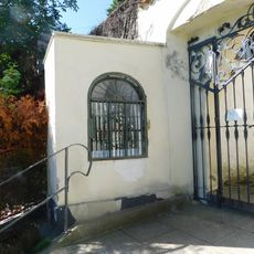 Výklenková kaplička u vstupu na hřbitov u Nejsvětější Trojice v Třebíči