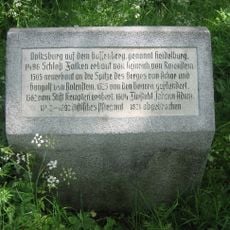 Gräben und Mauerreste einer Burg