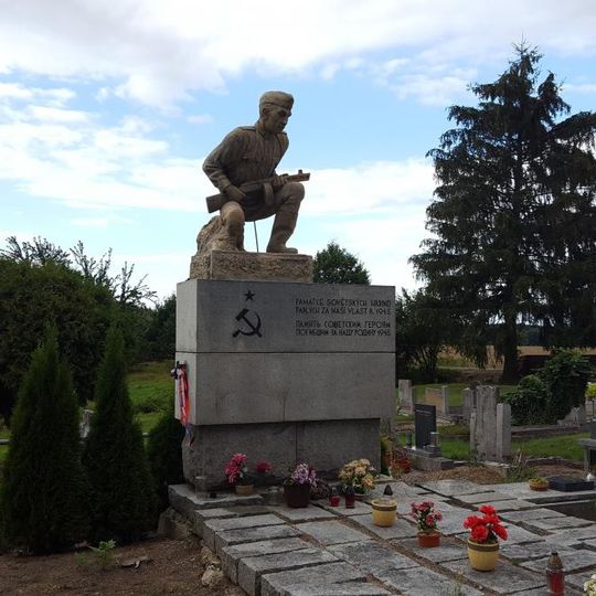 Památník sovětských hrdinů východně od Mýta na hřbitově