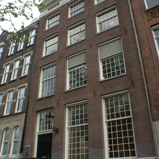 Pand met gevel onder rechte lijst en attiek