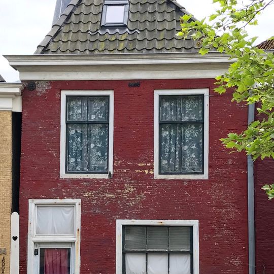 Pand met rechte kroonlijst onder zadeldak met voorschild en topschoorsteen