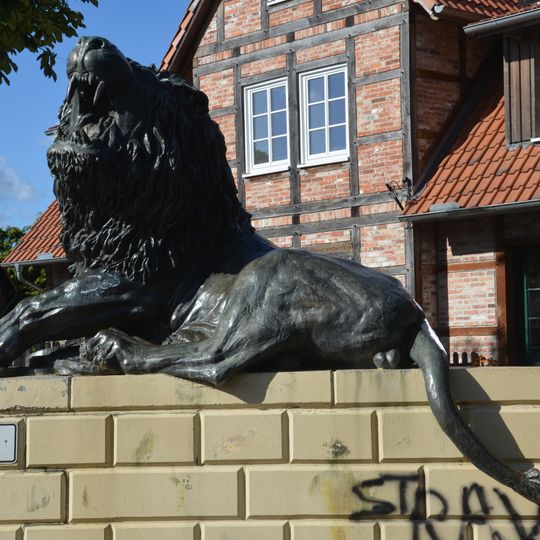 Löwe zwischen den Brücken