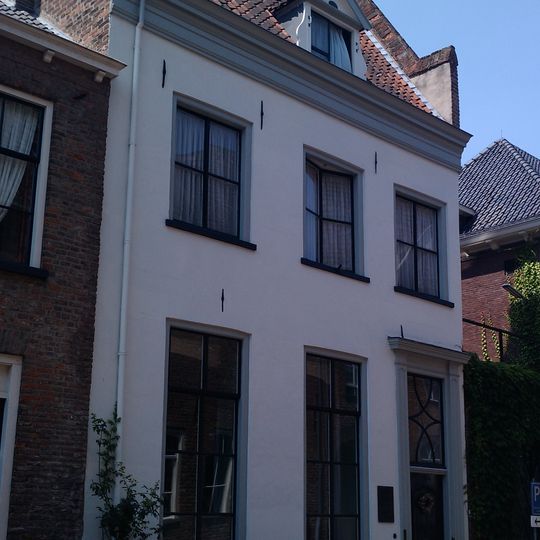 Pand onder hoog zadeldak, de rechter helft afgebroken