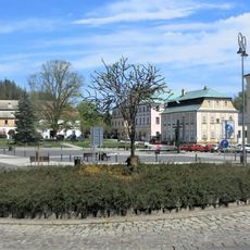 Plastika z kovu a skla Strom na náměstí Míru v Novém Boru