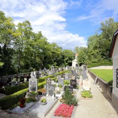 Friedhof mit Torbau und Gerätehaus