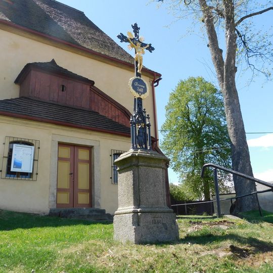 Kříž u kostela v Krásném Údolí