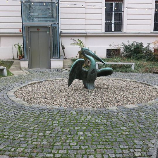 Socha Pelikán v atriu muzea v Ústí nad Labem