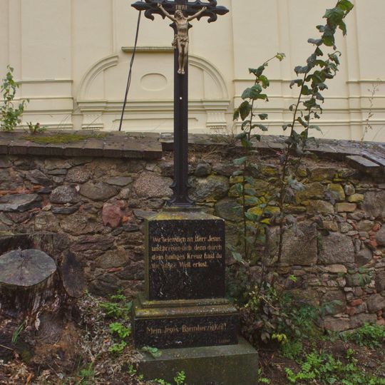 Kříž u kostela ve Vysokém Sedlišti