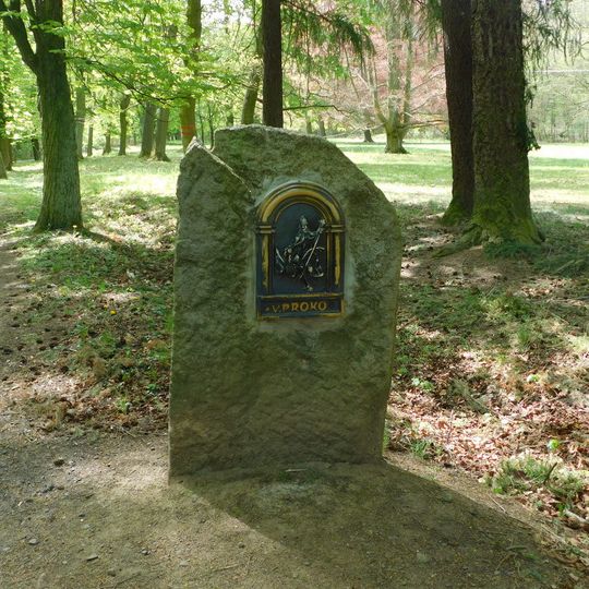 Reliéf svatého Prokopa na Cestě českých svatých u Petrohradu