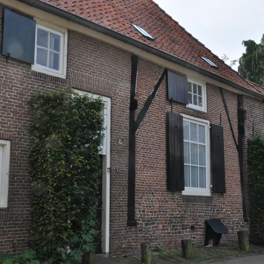 Boerderij met vakwerk-voorgevel, roedenverdeling