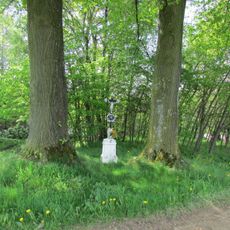 Kříž u zemědělských staveb ve Chvojnově