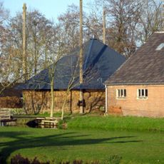 Hooiberg op het achtererf van de krukhuisboerderij