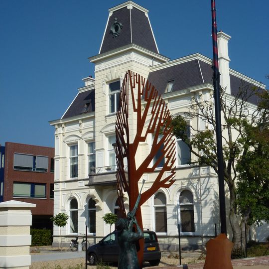 Fabrikantenhuis met aangebouwd koetshuis en dienstwoning