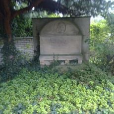 Pomník a hroby na hřbitově