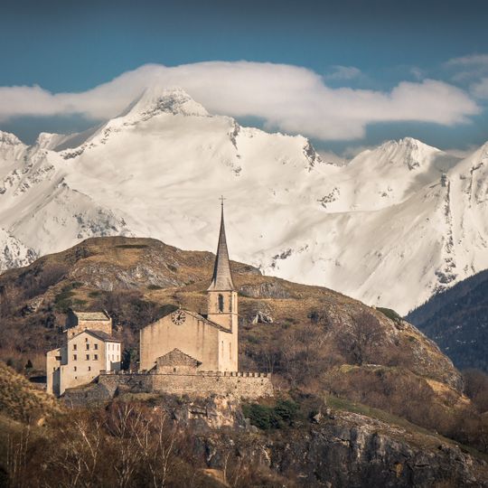 Kirche St. Roman mit altem Pfarrhaus