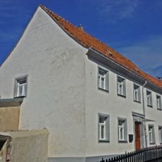 Ländliches Wohnhaus in offener Bebauung Schloßstraße 1