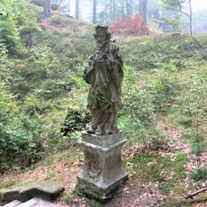 Socha svatého Jana Nepomuckého u schodů k Bratrskému oltáři severovýchodně od České Kamenice