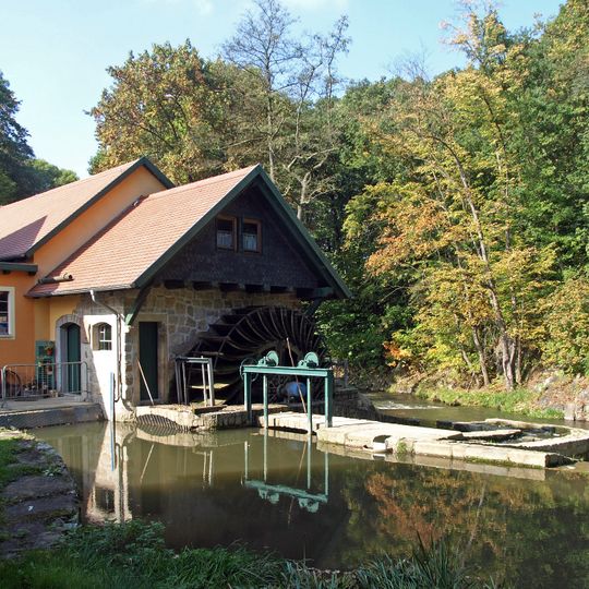 Rudolphmühle; Niedermühle ; Westliches Wohnmühlenhaus, daran anschließendes nördliches Turbinenhaus, mittiges Wohnstallhaus mit Oberlaube und nördlich angebautem Scheunenteil sowie nordöstliches Seitengebäude eines Mühlenanwesens s