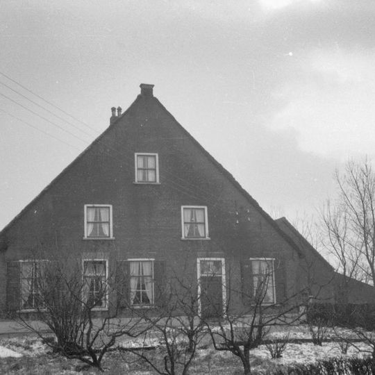 Boerderij met rieten zadeldak en hoge puntgevel met vlechtingen