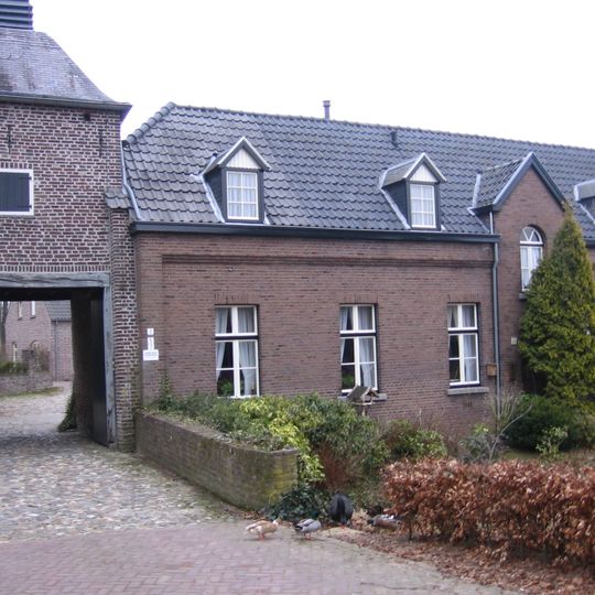 Castle d'Erp: gatehouse and its extension, an L-shaped farmhouse