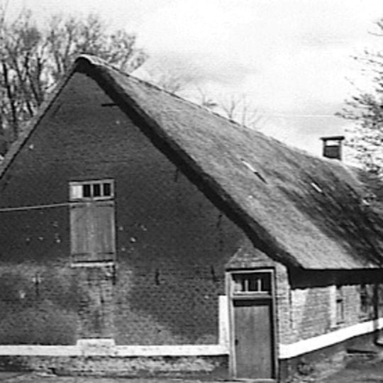Boerderij, dwarshuis, topgevel met pinakel, fraai ex, met aangebouwd kookhuis