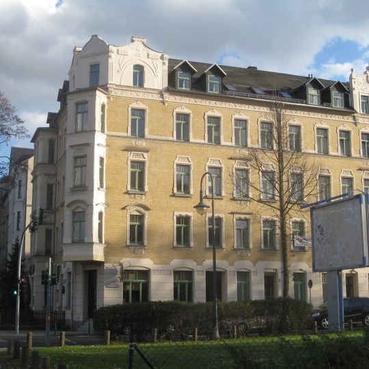Mietshaus in Ecklage, mit Vorgarten zur Heinrich-Schütz-Straße Zietenstraße 104