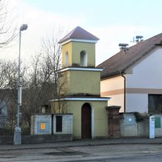 Zvonička na návsi v Kolomutech