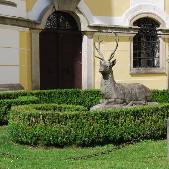 Sochy jelenů před prelaturou Žďárského kláštera