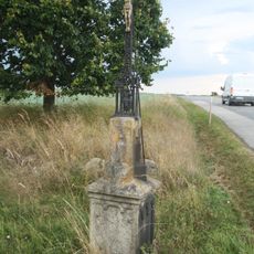 Kříž u polní cesty u Hostákova