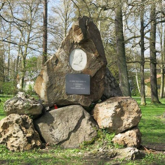 Pomník Clary Nonnerové v parku u infocentra v Máchově ulici ve Františkových Lázních