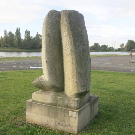 Kamenná plastika Dvě formy na Lodním náměstí v Litoměřicích