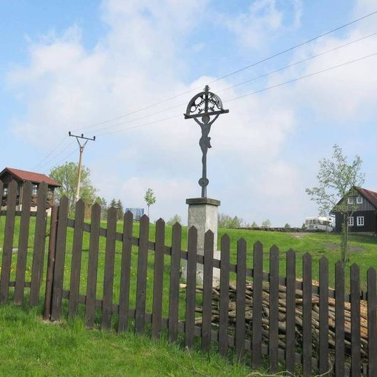 Kříž u cesty naproti rybníku ve Falknově