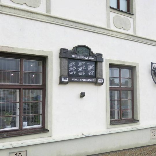 Pomník-deska padlým v 1.světové válce na muzeu v Bystřici nad Pernštejnem