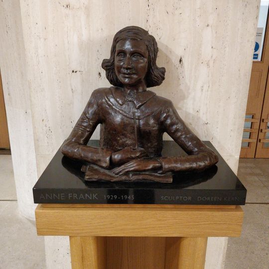 Busto di Anna Frank