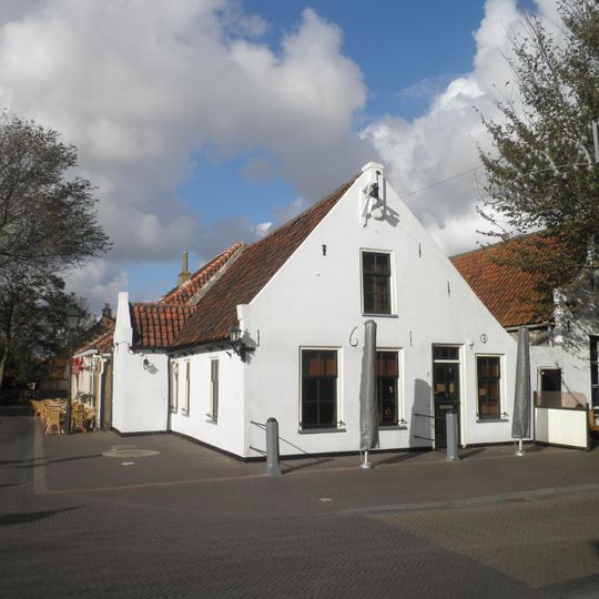 Pandje onder zadeldak tussen puntgevels met gepleisterde voorgevel met toppilaster