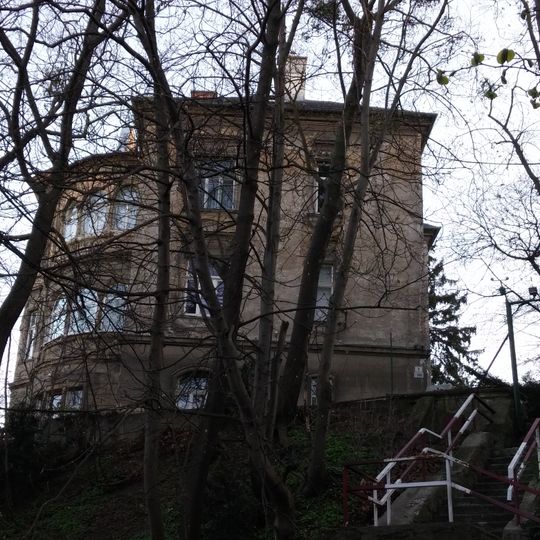 Nájomný dom, záhrada