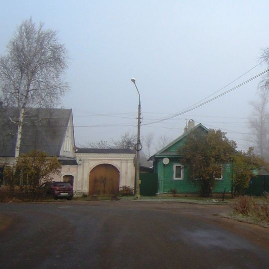 Жилой дом и ворота