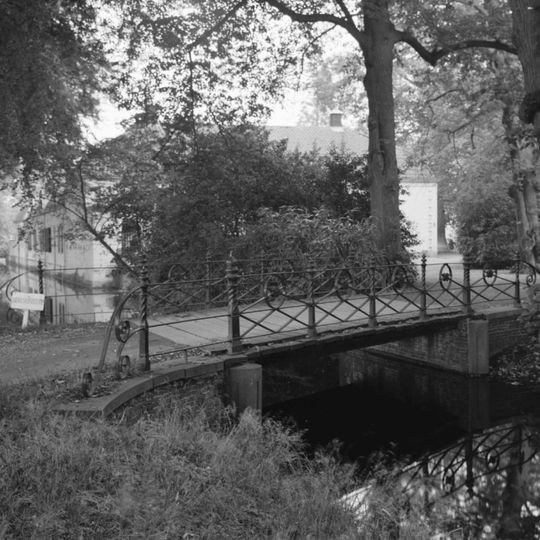 Spanderwoud: brug met lantaarns