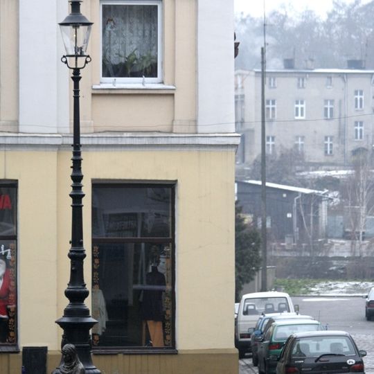 Latarnia gazowa i pomnik Dziewczynki z Zapałkami w Śremie